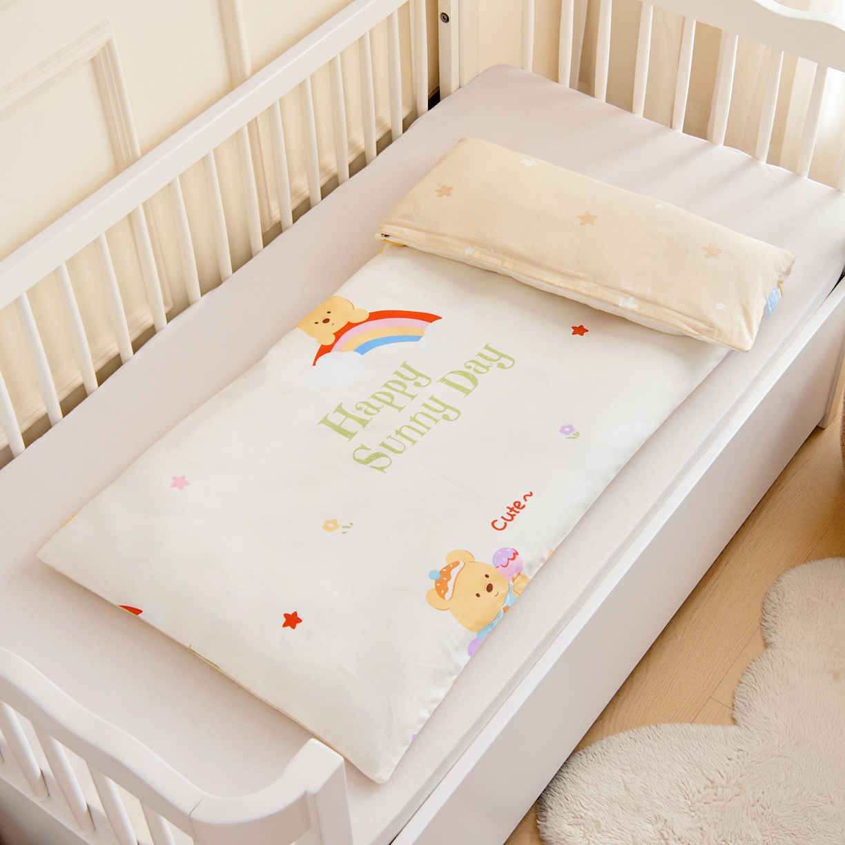 91家纺网 家纺一手货源 找家纺 芭伯妮2025AB版全棉幼儿园三件套儿童被子套件六件套 蜜糖晴天