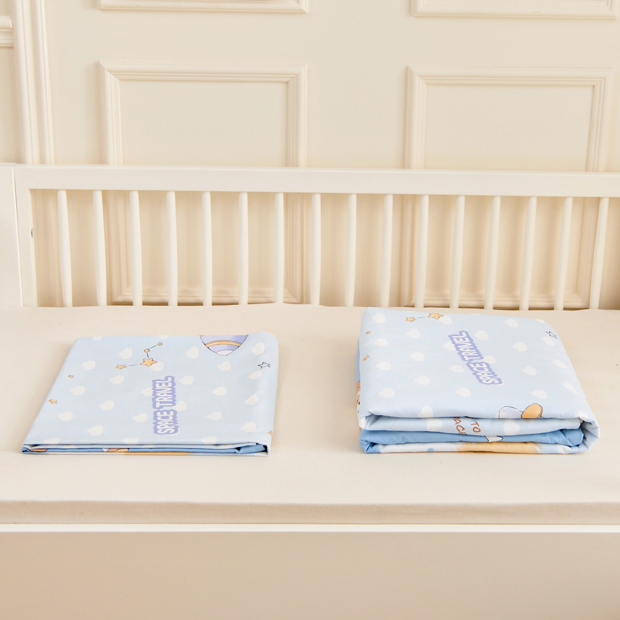 91家纺网 家纺一手货源 找家纺 芭伯妮2025AB版全棉幼儿园三件套儿童被子套件六件套 汪汪宇航记