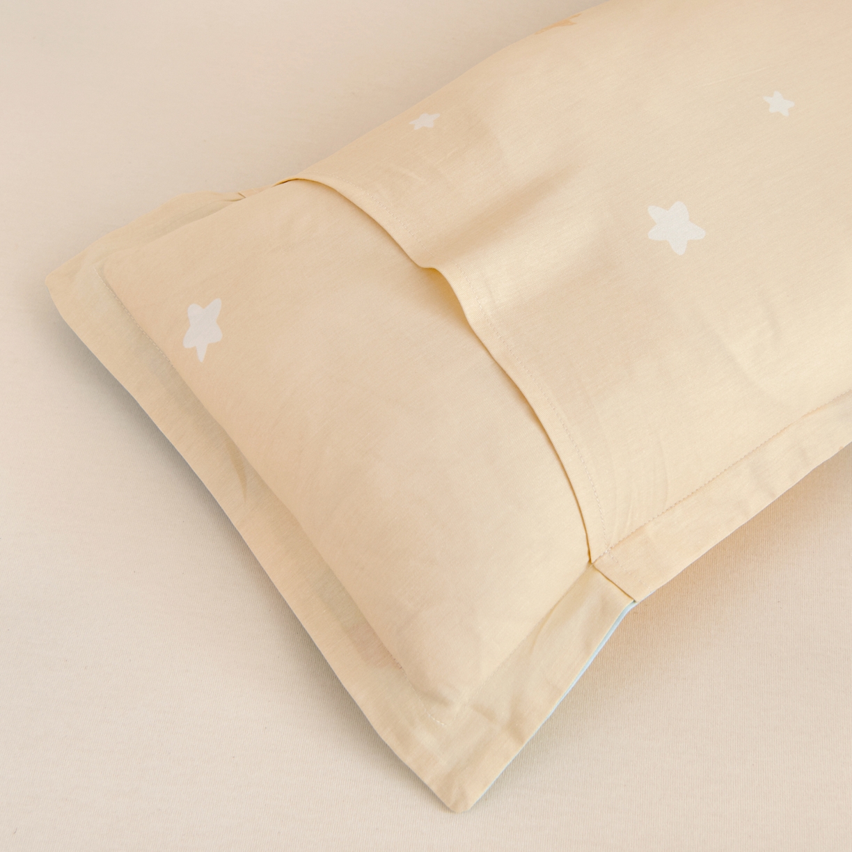 91家纺网 家纺一手货源 找家纺 芭伯妮2025AB版全棉幼儿园三件套儿童被子套件六件套 云朵小汽车