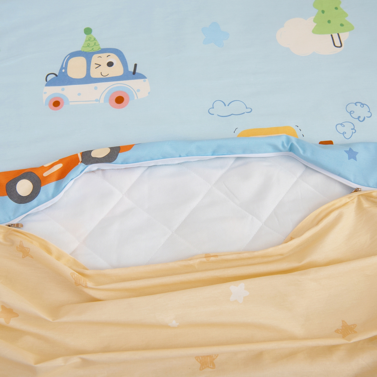 91家纺网 家纺一手货源 找家纺 芭伯妮2025AB版全棉幼儿园三件套儿童被子套件六件套 云朵小汽车