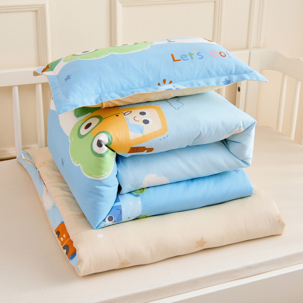 91家纺网 家纺一手货源 找家纺 芭伯妮 2026新款全棉AB版幼儿园三件套宝宝午睡被子六件套儿童被套多件套（第一批） 云朵小汽车