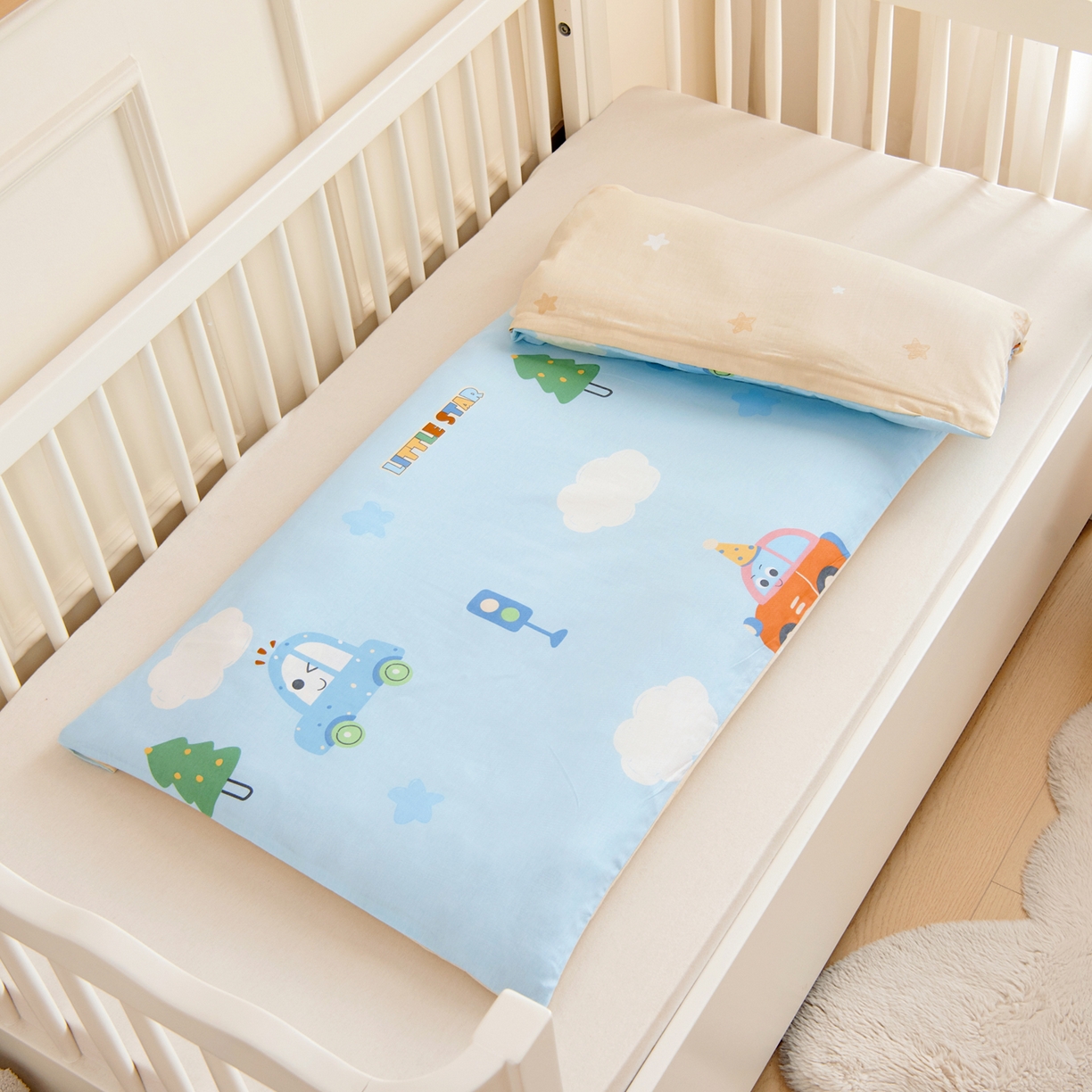 91家纺网 家纺一手货源 找家纺 芭伯妮 2026新款全棉AB版幼儿园三件套宝宝午睡被子六件套儿童被套多件套（第一批） 云朵小汽车