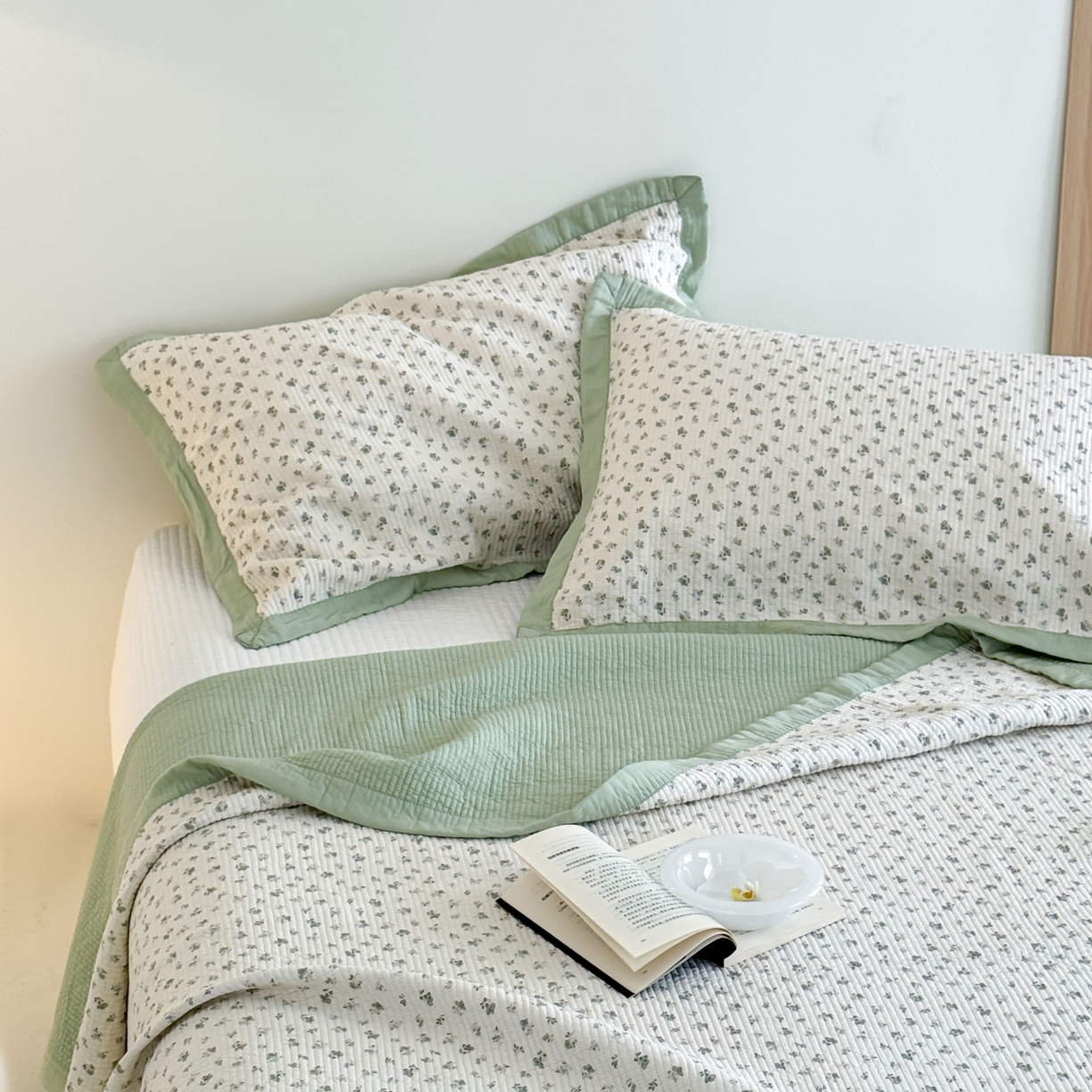 91家纺网 家纺一手货源 找家纺 床盖工厂店 2026新款双面可用莫代尔天丝填充80棉花床盖三件套 牧云-绿