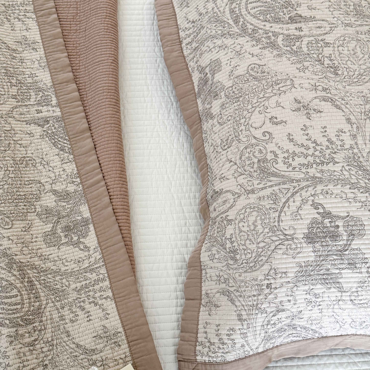 91家纺网 家纺一手货源 找家纺 床盖工厂店 2026新款双面可用莫代尔天丝填充80棉花床盖三件套 香岛巴黎-咖