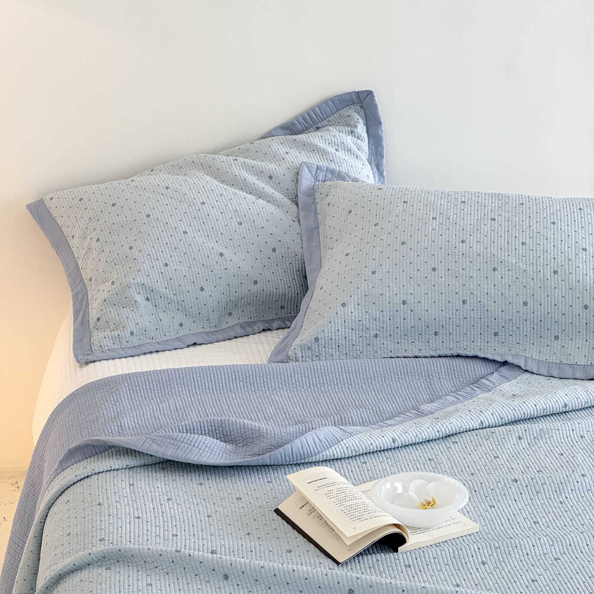 91家纺网 家纺一手货源 找家纺 床盖工厂店 2026新款双面可用莫代尔天丝填充80棉花床盖三件套 山茶花波点-兰