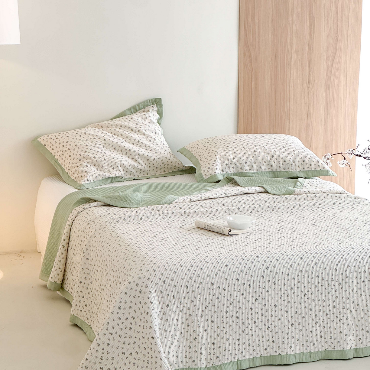 91家纺网 家纺一手货源 找家纺 床盖工厂店 2026新款双面可用莫代尔天丝填充80棉花床盖三件套 牧云-绿