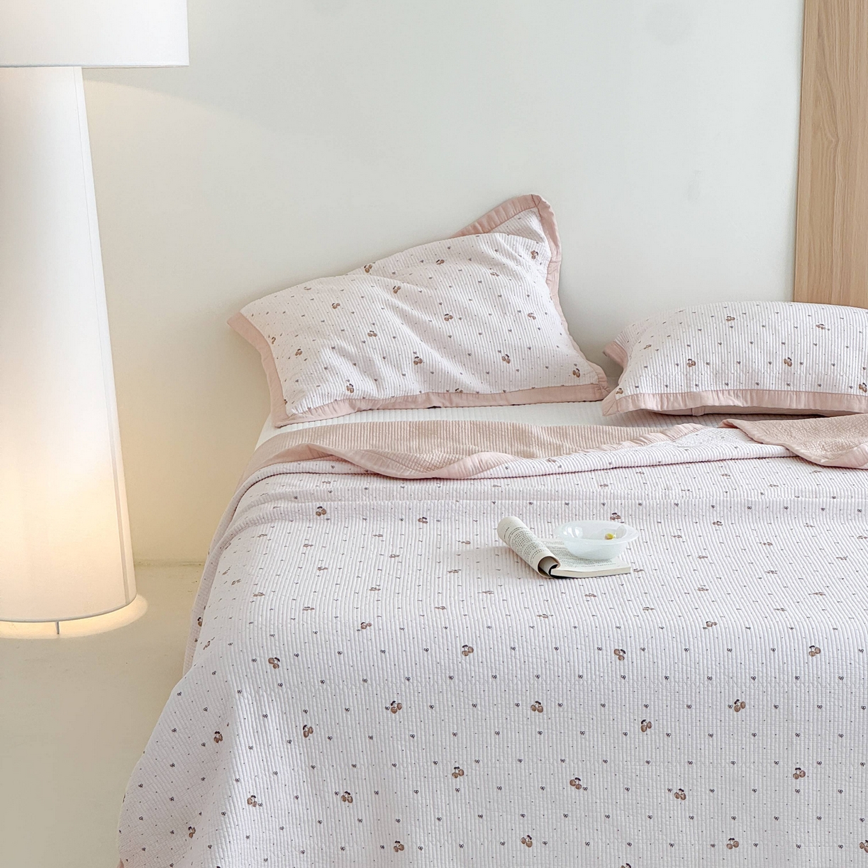 91家纺网 家纺一手货源 找家纺 床盖工厂店 2026新款双面可用莫代尔天丝填充80棉花床盖三件套 芝士樱桃-米