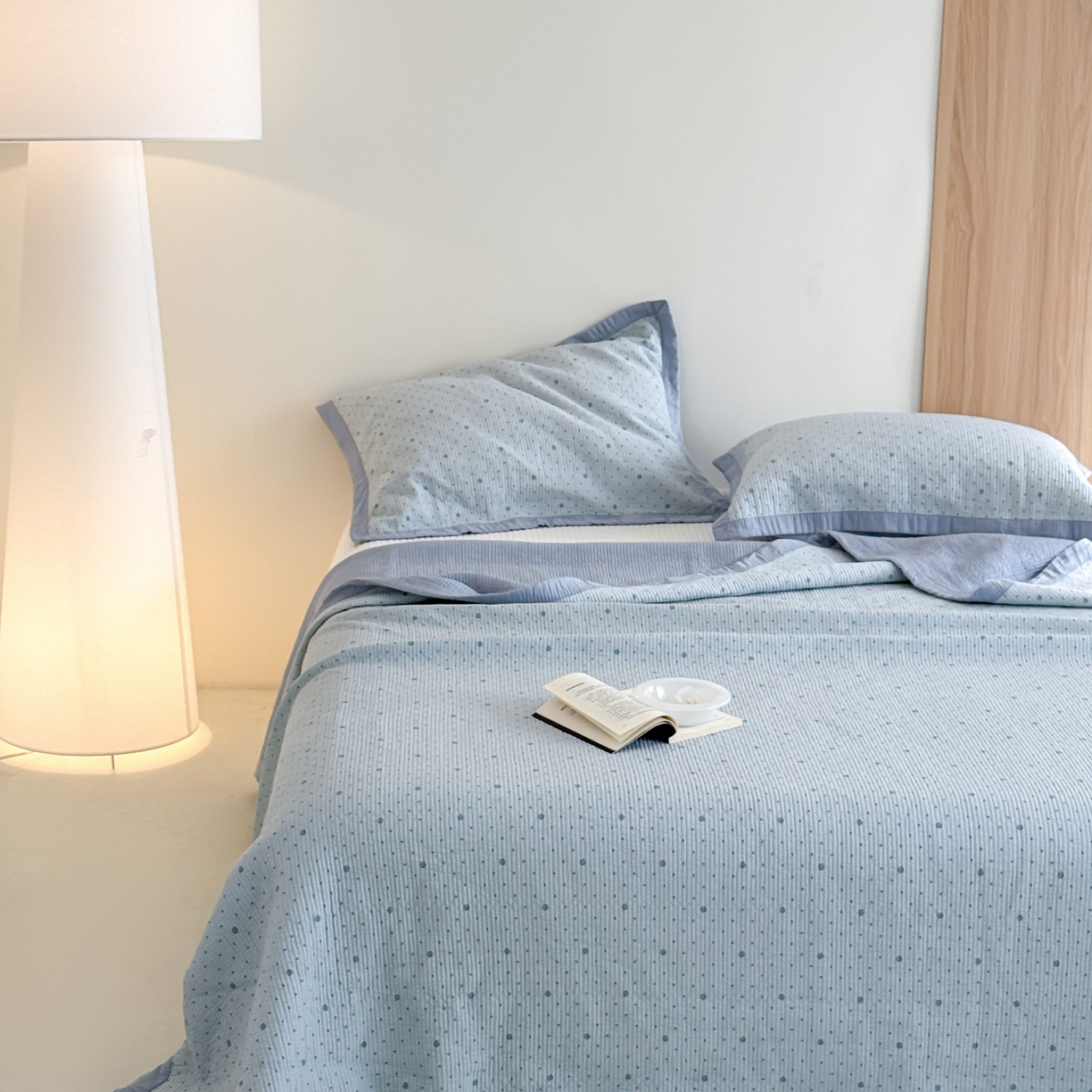 91家纺网 家纺一手货源 找家纺 床盖工厂店 2026新款双面可用莫代尔天丝填充80棉花床盖三件套 山茶花波点-兰