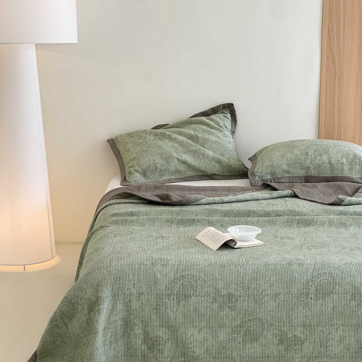 91家纺网 家纺一手货源 找家纺 床盖工厂店 2026新款双面可用莫代尔天丝填充80棉花床盖三件套 香岛巴黎-绿