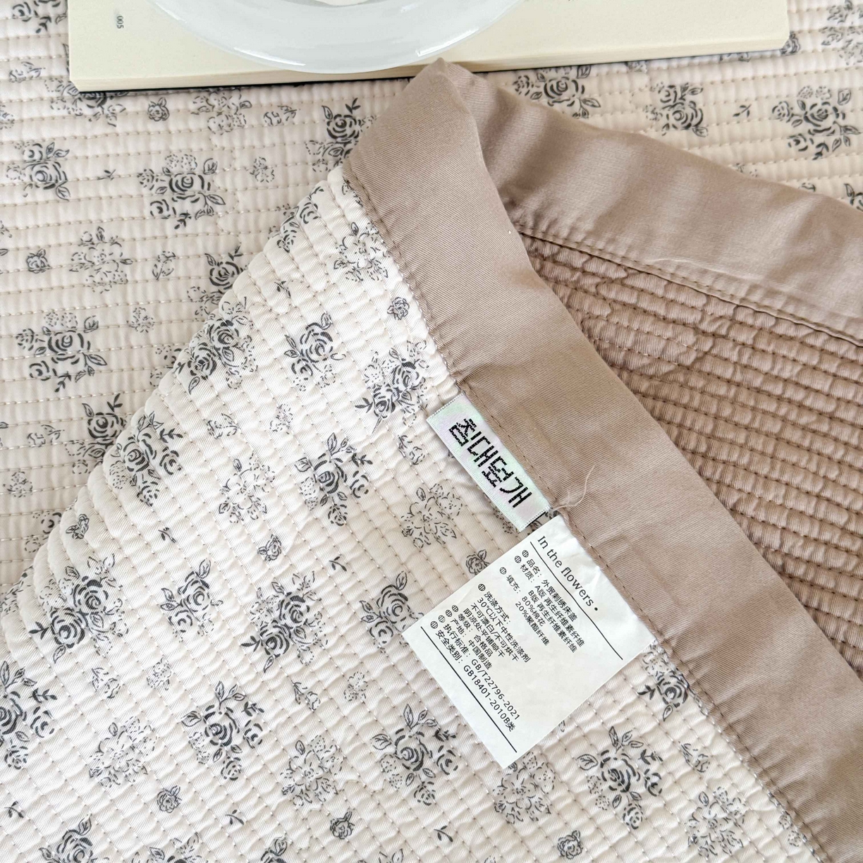 91家纺网 家纺一手货源 找家纺 床盖工厂店 2026新款双面可用莫代尔天丝填充80棉花床盖三件套 与花期-咖