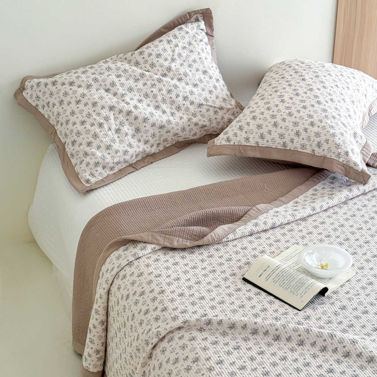 91家纺网 家纺一手货源 找家纺 床盖工厂店 2026新款双面可用莫代尔天丝填充80棉花床盖三件套 与花期-咖