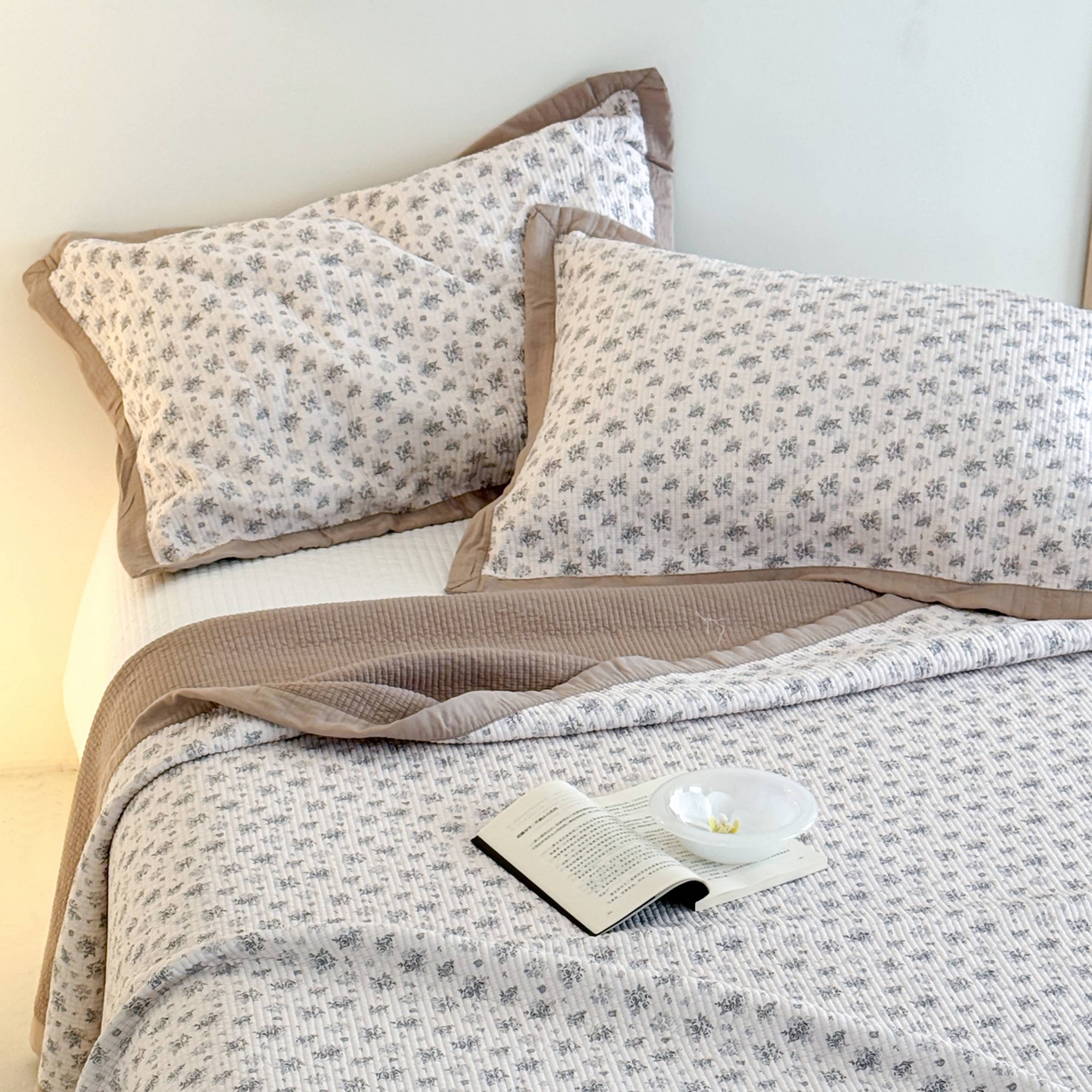 91家纺网 家纺一手货源 找家纺 床盖工厂店 2026新款双面可用莫代尔天丝填充80棉花床盖三件套 与花期-咖