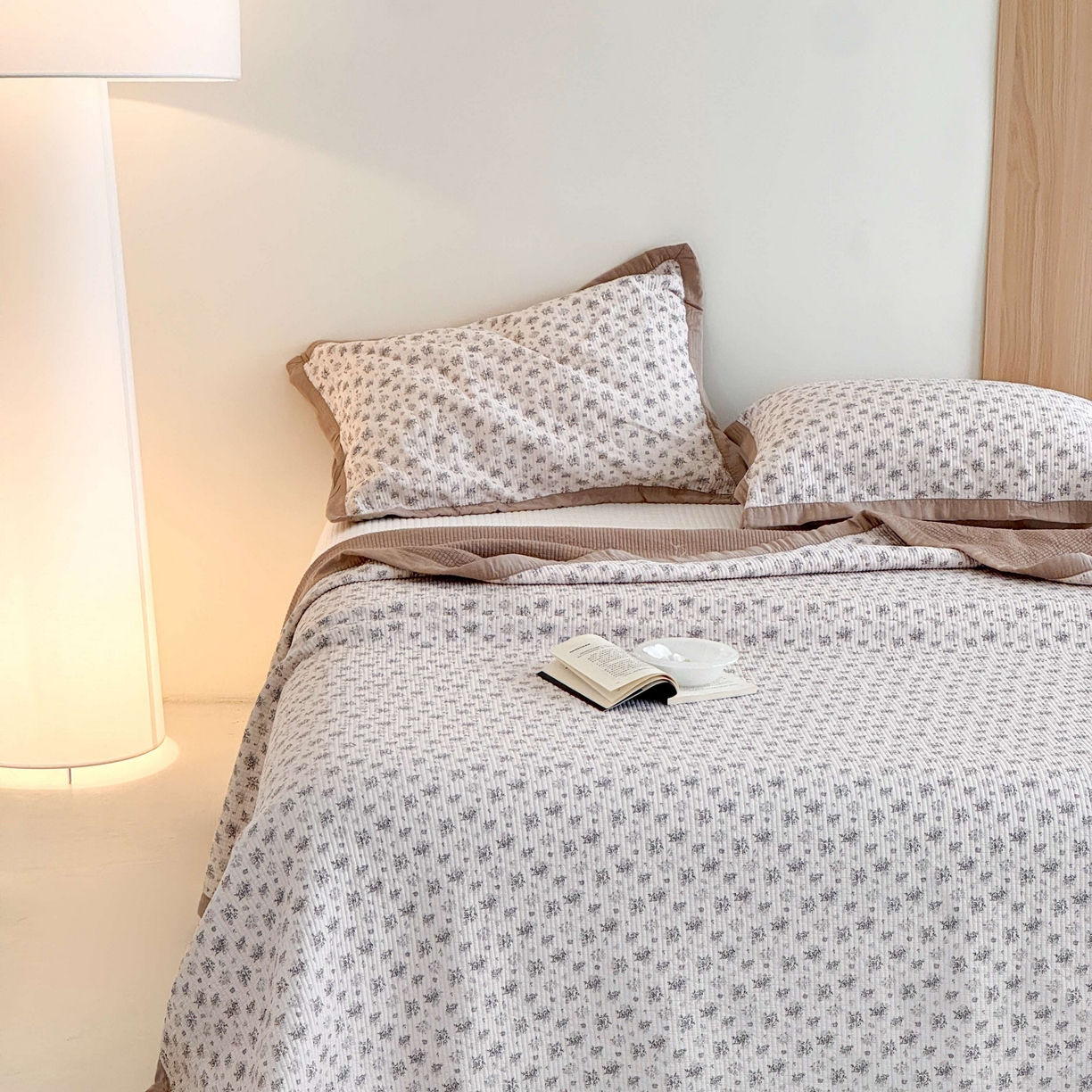 91家纺网 家纺一手货源 找家纺 床盖工厂店 2026新款双面可用莫代尔天丝填充80棉花床盖三件套 与花期-咖