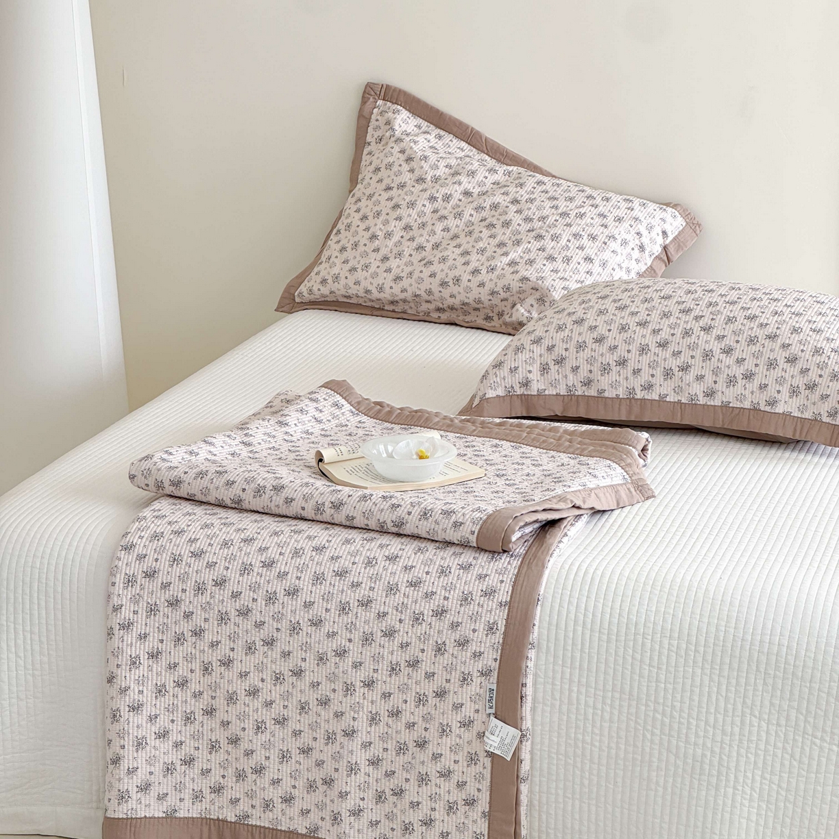 91家纺网 家纺一手货源 找家纺 床盖工厂店 2026新款双面可用莫代尔天丝填充80棉花床盖三件套 与花期-咖