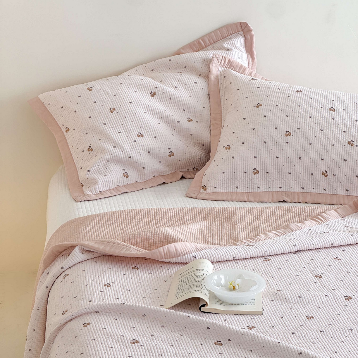 91家纺网 家纺一手货源 找家纺 床盖工厂店 2026新款双面可用莫代尔天丝填充80棉花床盖三件套 芝士樱桃-米