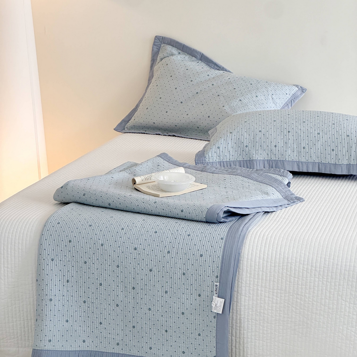 91家纺网 家纺一手货源 找家纺 床盖工厂店 2026新款双面可用莫代尔天丝填充80棉花床盖三件套 山茶花波点-兰