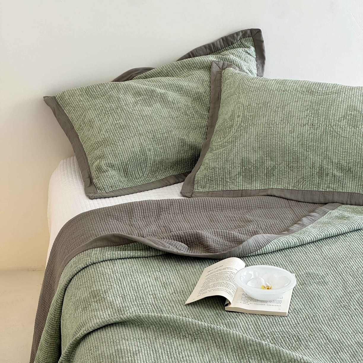 91家纺网 家纺一手货源 找家纺 床盖工厂店 2026新款双面可用莫代尔天丝填充80棉花床盖三件套 香岛巴黎-绿