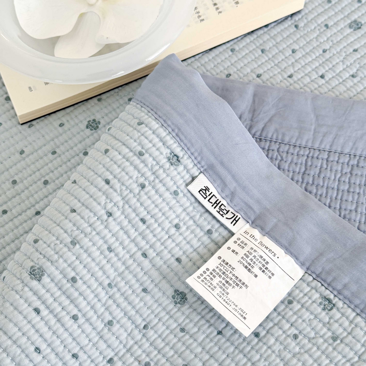 91家纺网 家纺一手货源 找家纺 床盖工厂店 2026新款双面可用莫代尔天丝填充80棉花床盖三件套 山茶花波点-兰