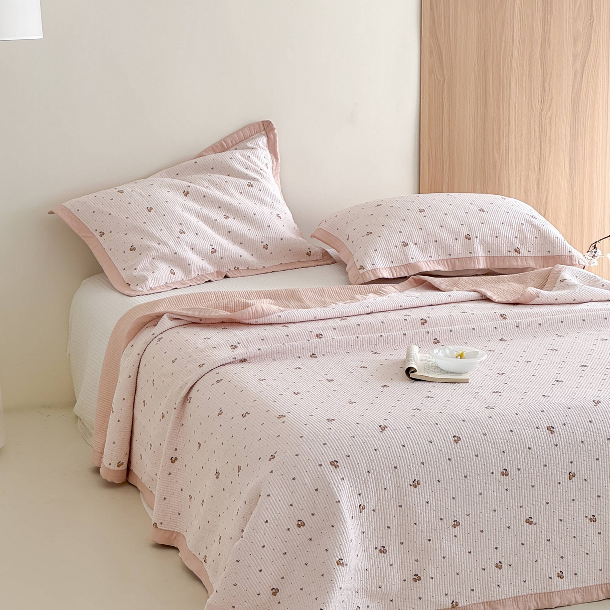 91家纺网 家纺一手货源 找家纺 床盖工厂店 2026新款双面可用莫代尔天丝填充80棉花床盖三件套 芝士樱桃-米