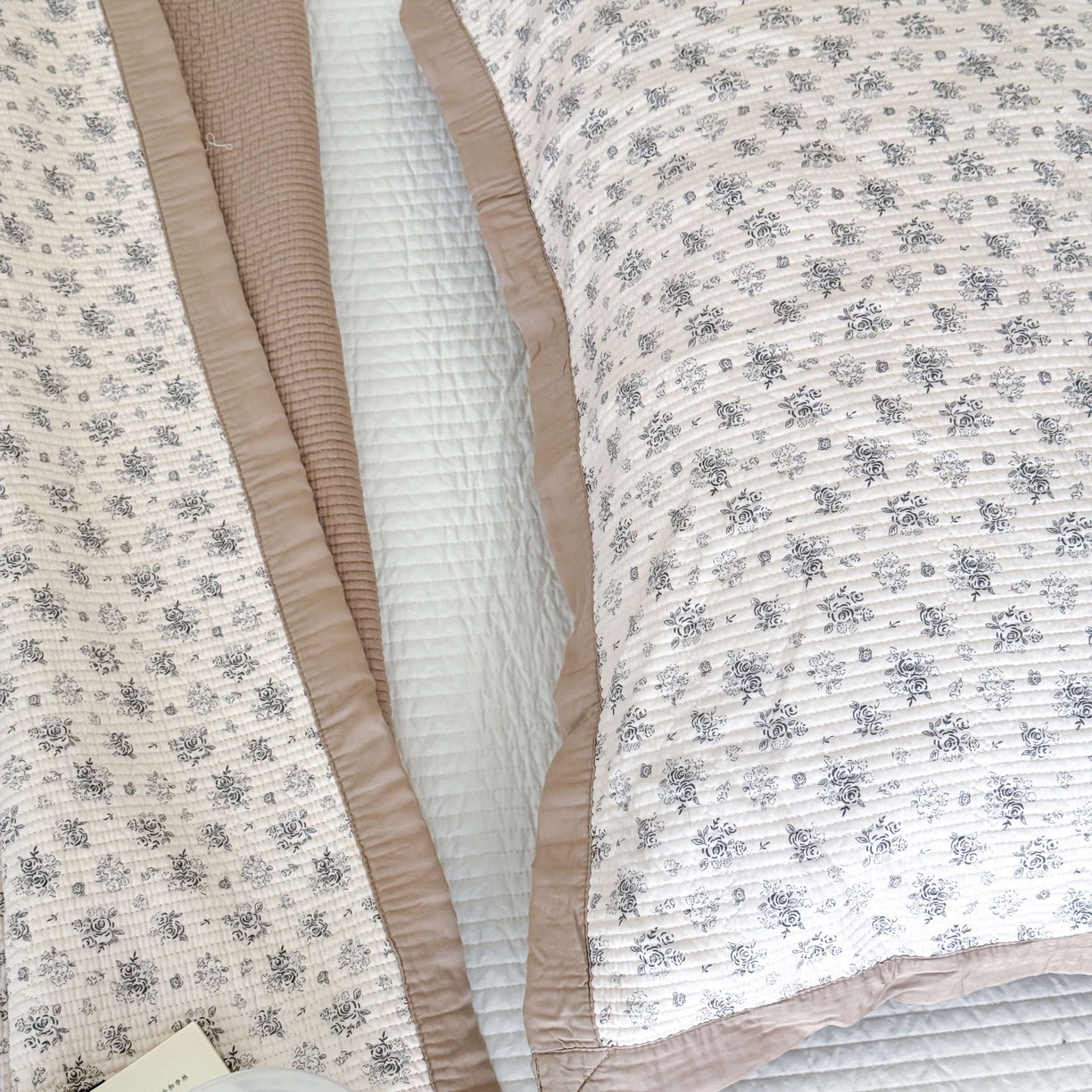 91家纺网 家纺一手货源 找家纺 床盖工厂店 2026新款双面可用莫代尔天丝填充80棉花床盖三件套 与花期-咖