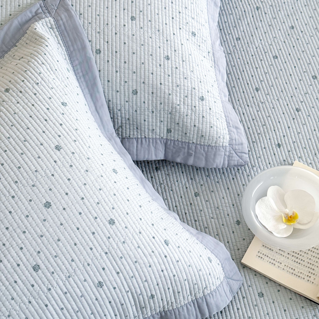 91家纺网 家纺一手货源 找家纺 床盖工厂店 2026新款双面可用莫代尔天丝填充80棉花床盖三件套 山茶花波点-兰