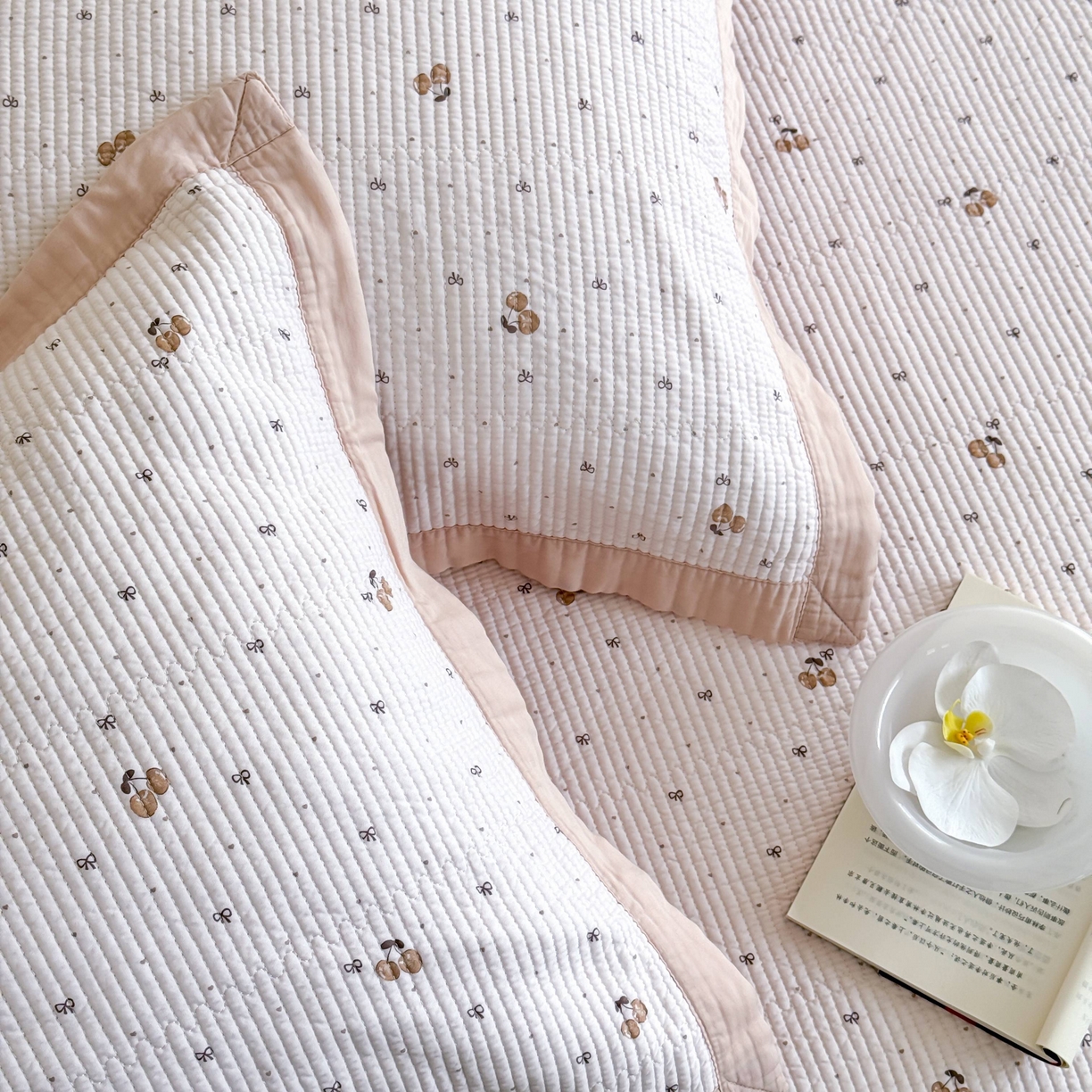 91家纺网 家纺一手货源 找家纺 床盖工厂店 2026新款双面可用莫代尔天丝填充80棉花床盖三件套 芝士樱桃-米