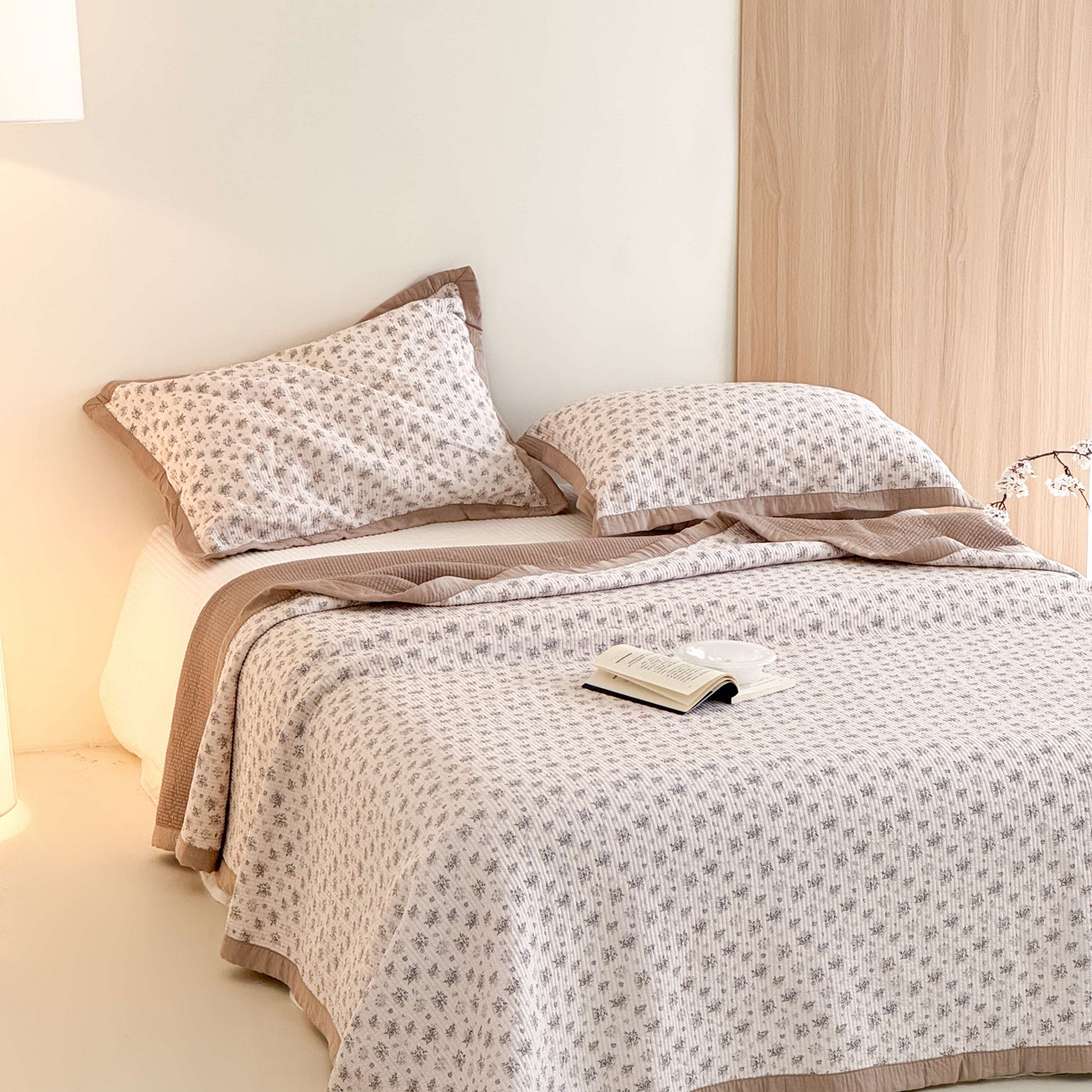 91家纺网 家纺一手货源 找家纺 床盖工厂店 2026新款双面可用莫代尔天丝填充80棉花床盖三件套 与花期-咖