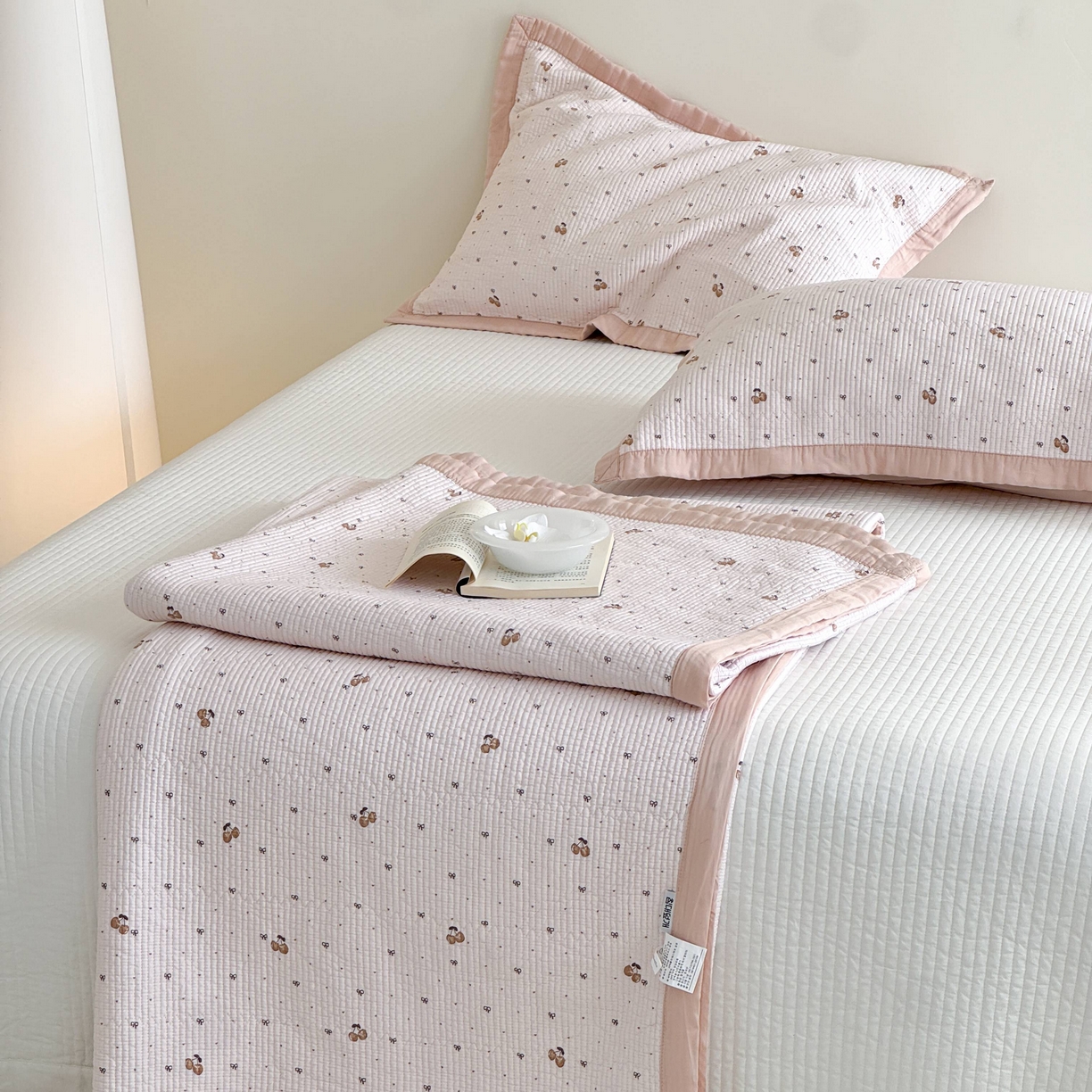 91家纺网 家纺一手货源 找家纺 床盖工厂店 2026新款双面可用莫代尔天丝填充80棉花床盖三件套 芝士樱桃-米