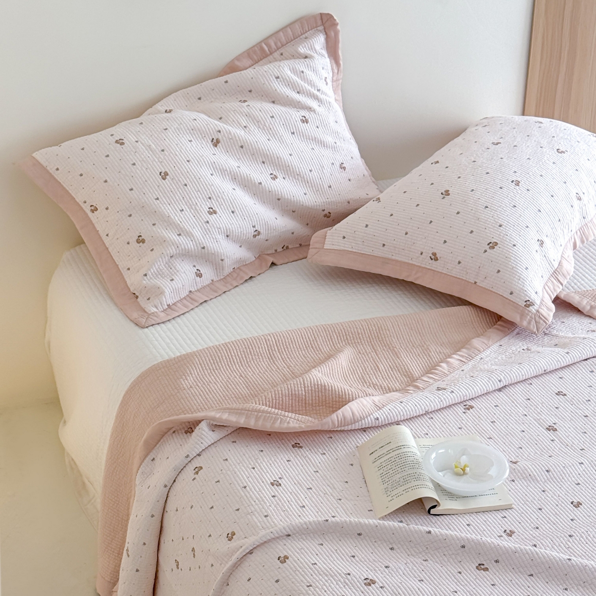 91家纺网 家纺一手货源 找家纺 床盖工厂店 2026新款双面可用莫代尔天丝填充80棉花床盖三件套 芝士樱桃-米