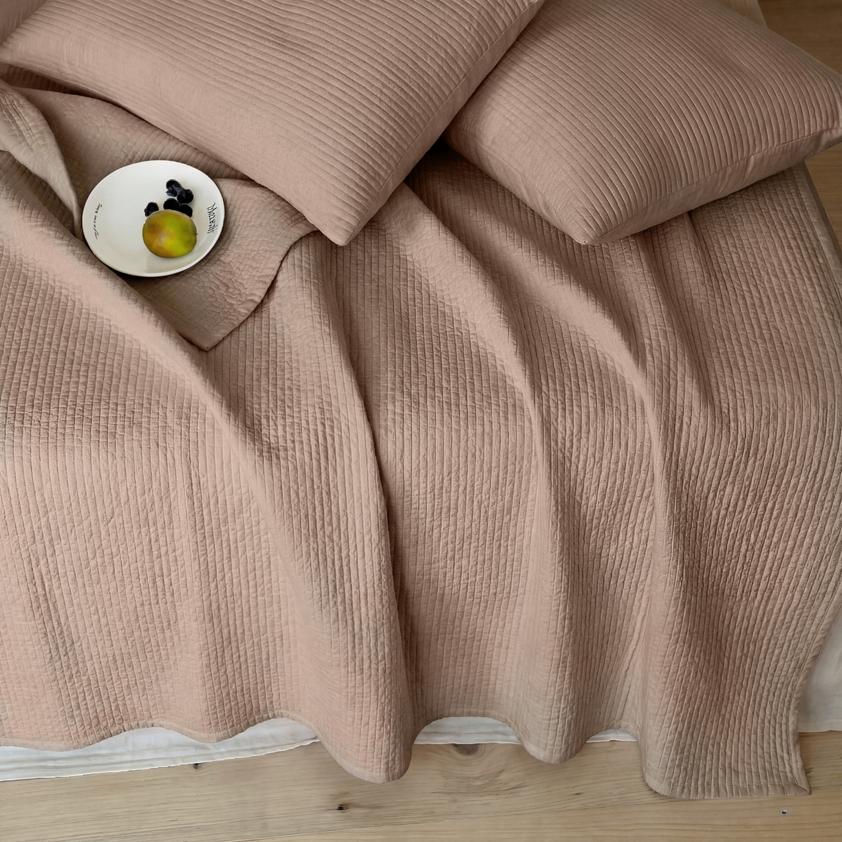 91家纺网 家纺一手货源 找家纺 上喜 2026春夏新款全棉纯棉直角边简约韩系砂洗床盖三件套 巧克力