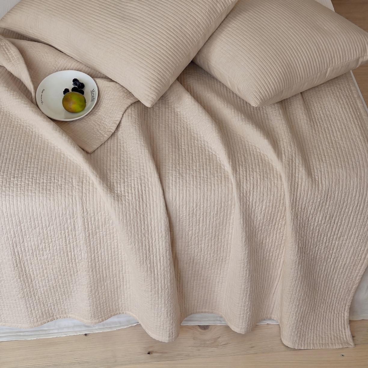 91家纺网 家纺一手货源 找家纺 上喜 2026春夏新款全棉纯棉直角边简约韩系砂洗床盖三件套 燕麦