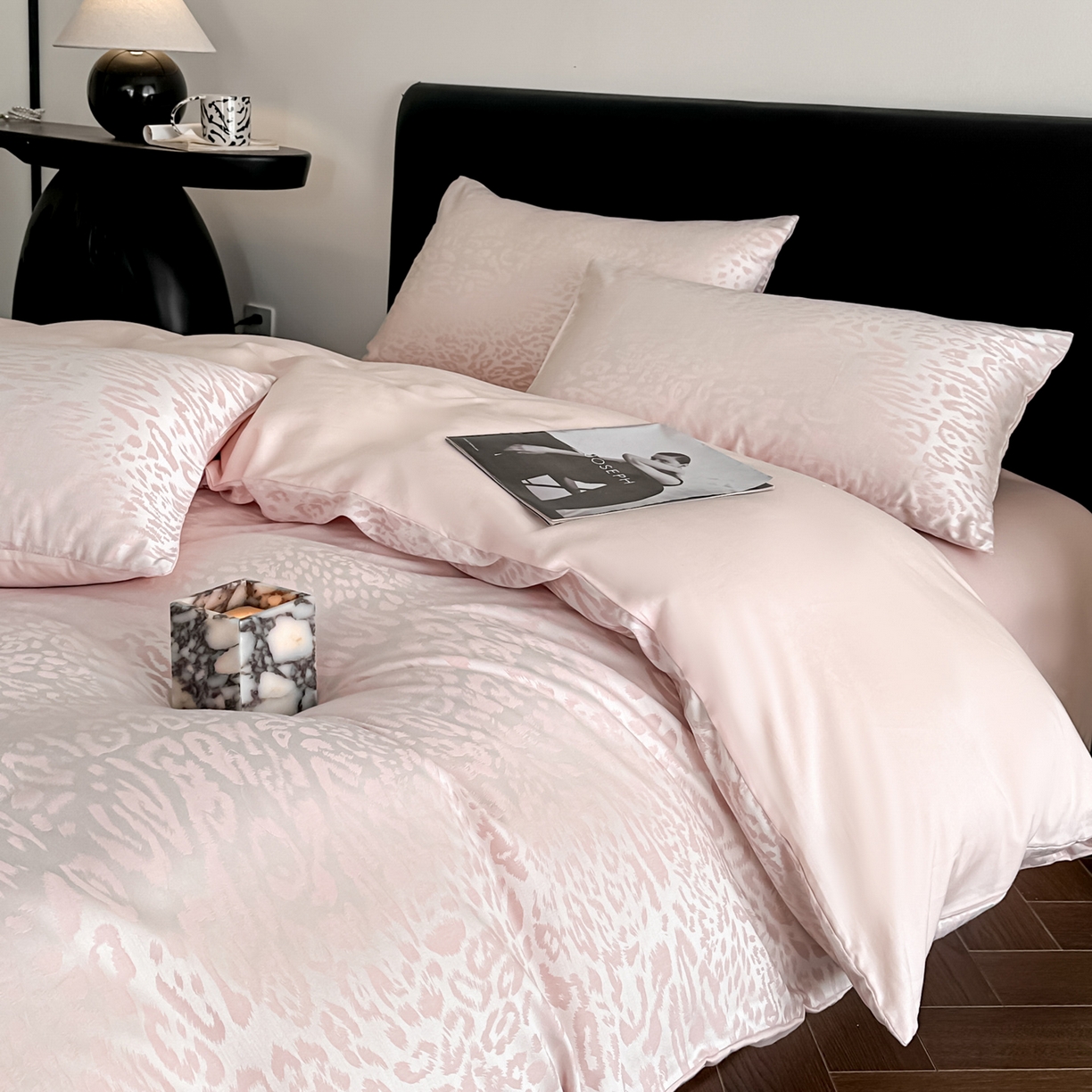 91家纺网 家纺一手货源 找家纺 莱登卡奴 2026新款A类50S天丝棉色织提花系列四件套 波斯蜜语-粉