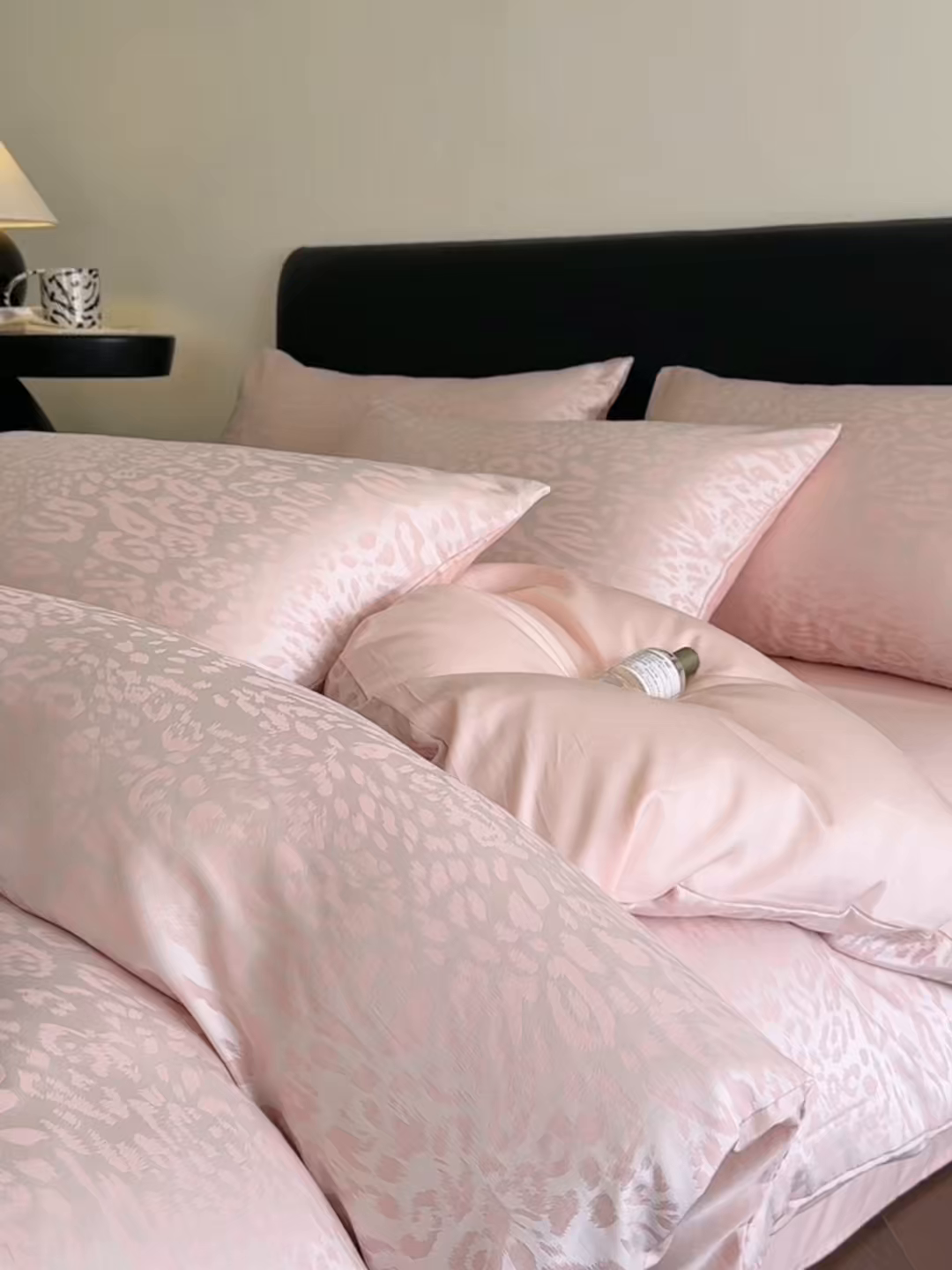 91家纺网 家纺一手货源 找家纺 莱登卡奴 2026新款A类50S天丝棉色织提花系列四件套 波斯蜜语-粉