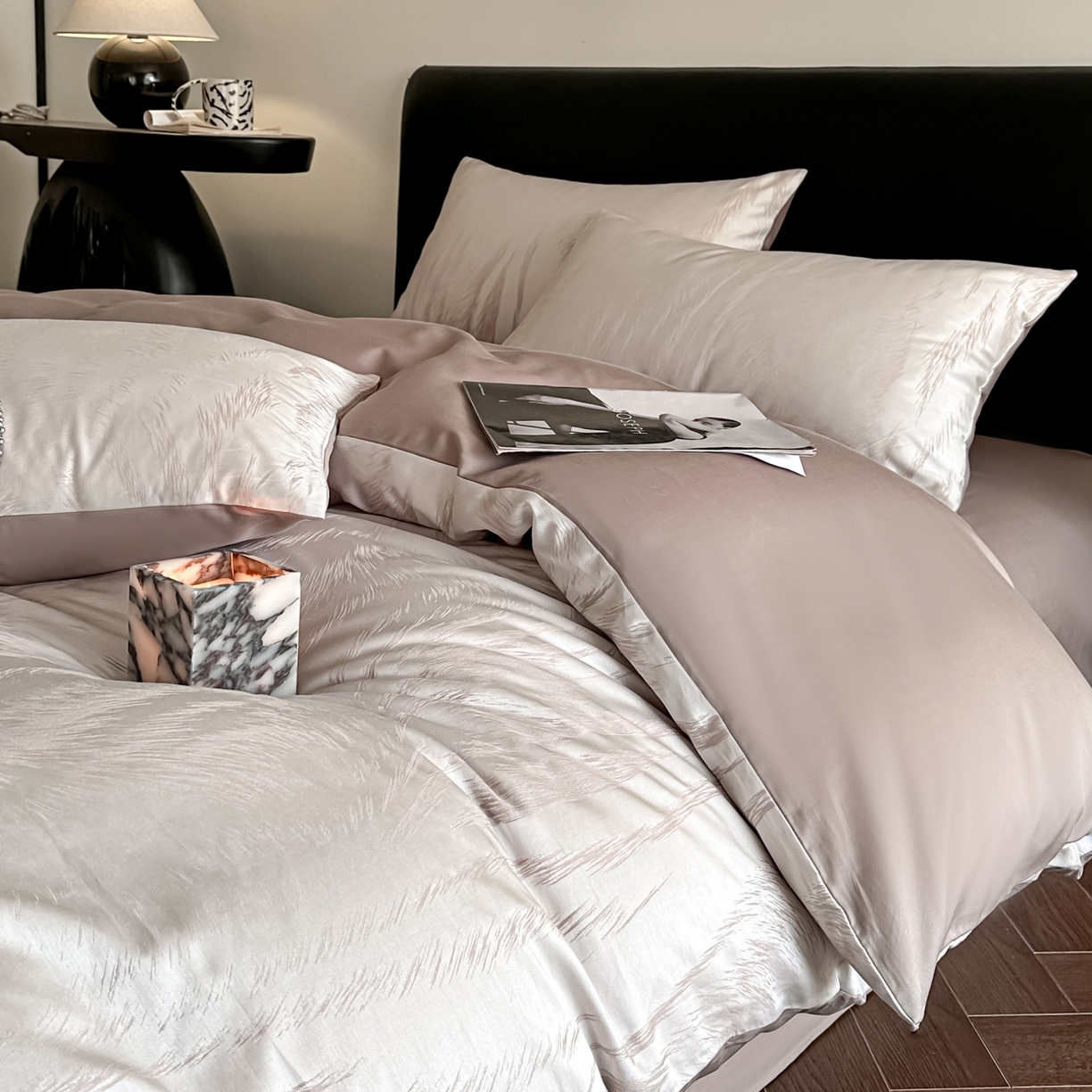 91家纺网 家纺一手货源 找家纺 莱登卡奴 2026新款A类50S天丝棉色织提花系列四件套 云栖处-浅咖