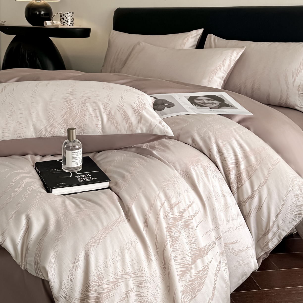 91家纺网 家纺一手货源 找家纺 莱登卡奴 2026新款A类50S天丝棉色织提花系列四件套 云栖处-浅咖