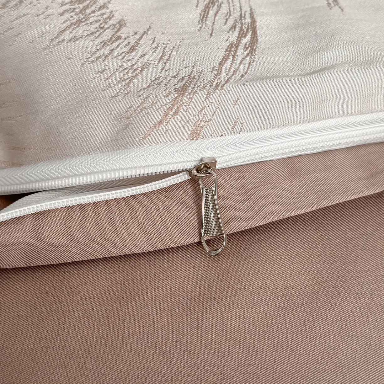 91家纺网 家纺一手货源 找家纺 莱登卡奴 2026新款A类50S天丝棉色织提花系列四件套 云栖处-浅咖