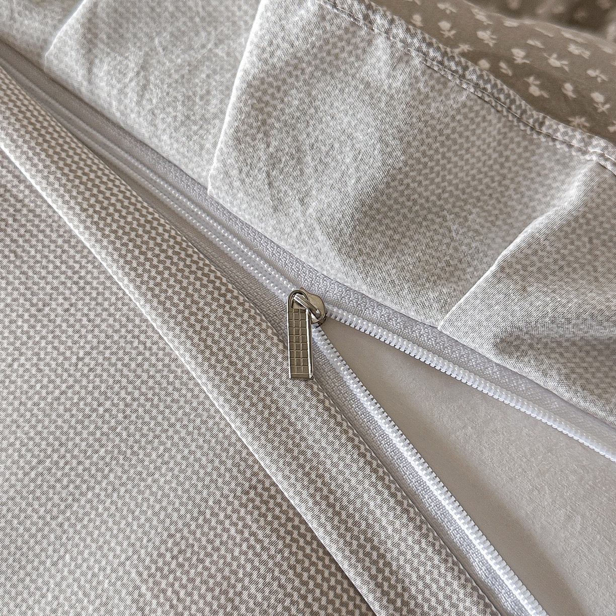 91家纺网 家纺一手货源 找家纺 梓之赫 2026新款云感纱夹棉床盖四件套-小美满 小美满-高级灰