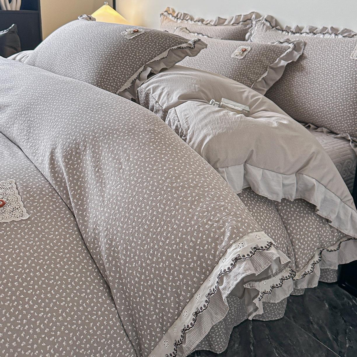 91家纺网 家纺一手货源 找家纺 梓之赫 2026新款云感纱夹棉床盖四件套-小美满 小美满-高级灰