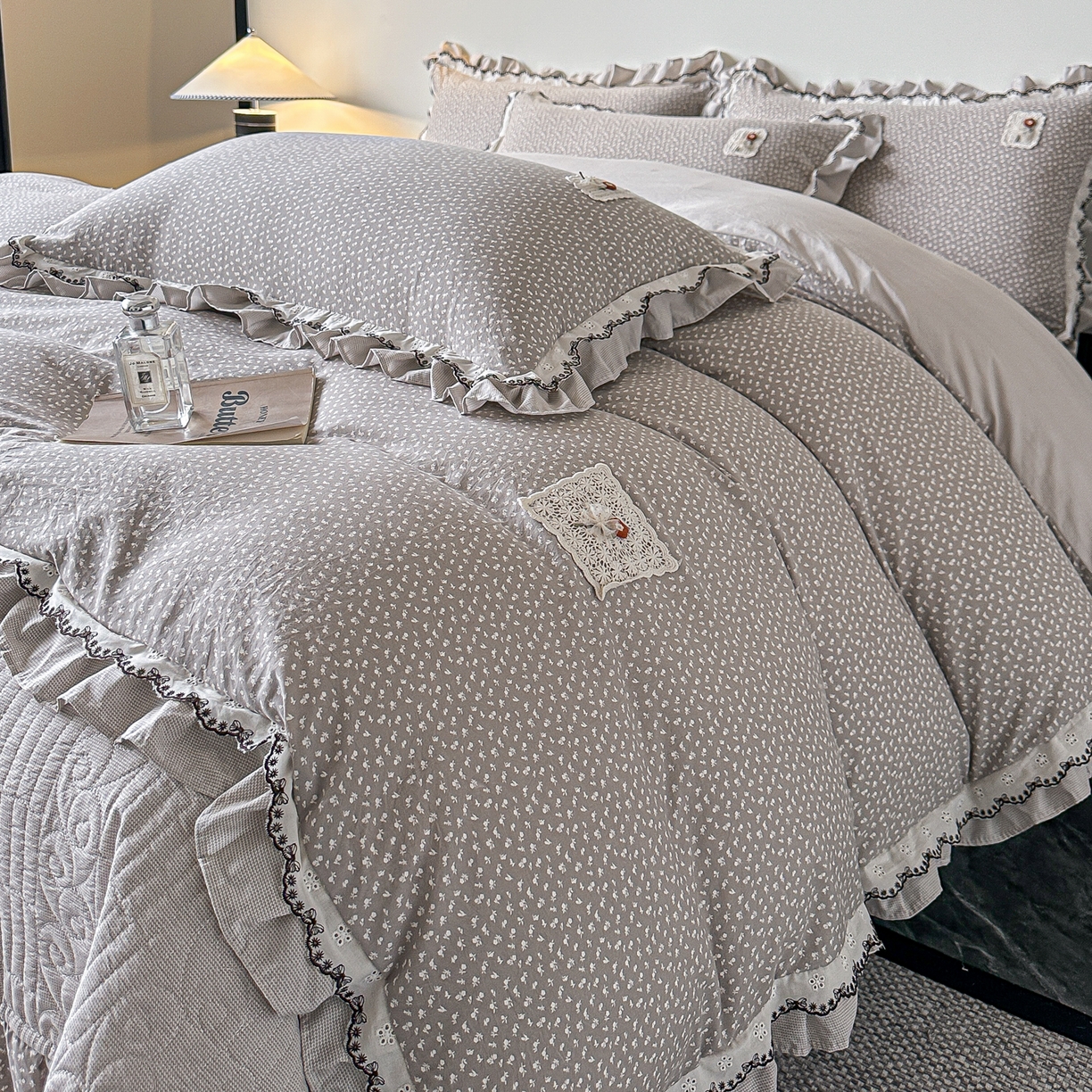 91家纺网 家纺一手货源 找家纺 梓之赫 2026新款云感纱夹棉床盖四件套-小美满 小美满-高级灰