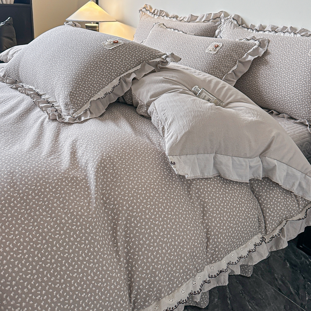 91家纺网 家纺一手货源 找家纺 梓之赫 2026新款云感纱夹棉床盖四件套-小美满 小美满-高级灰