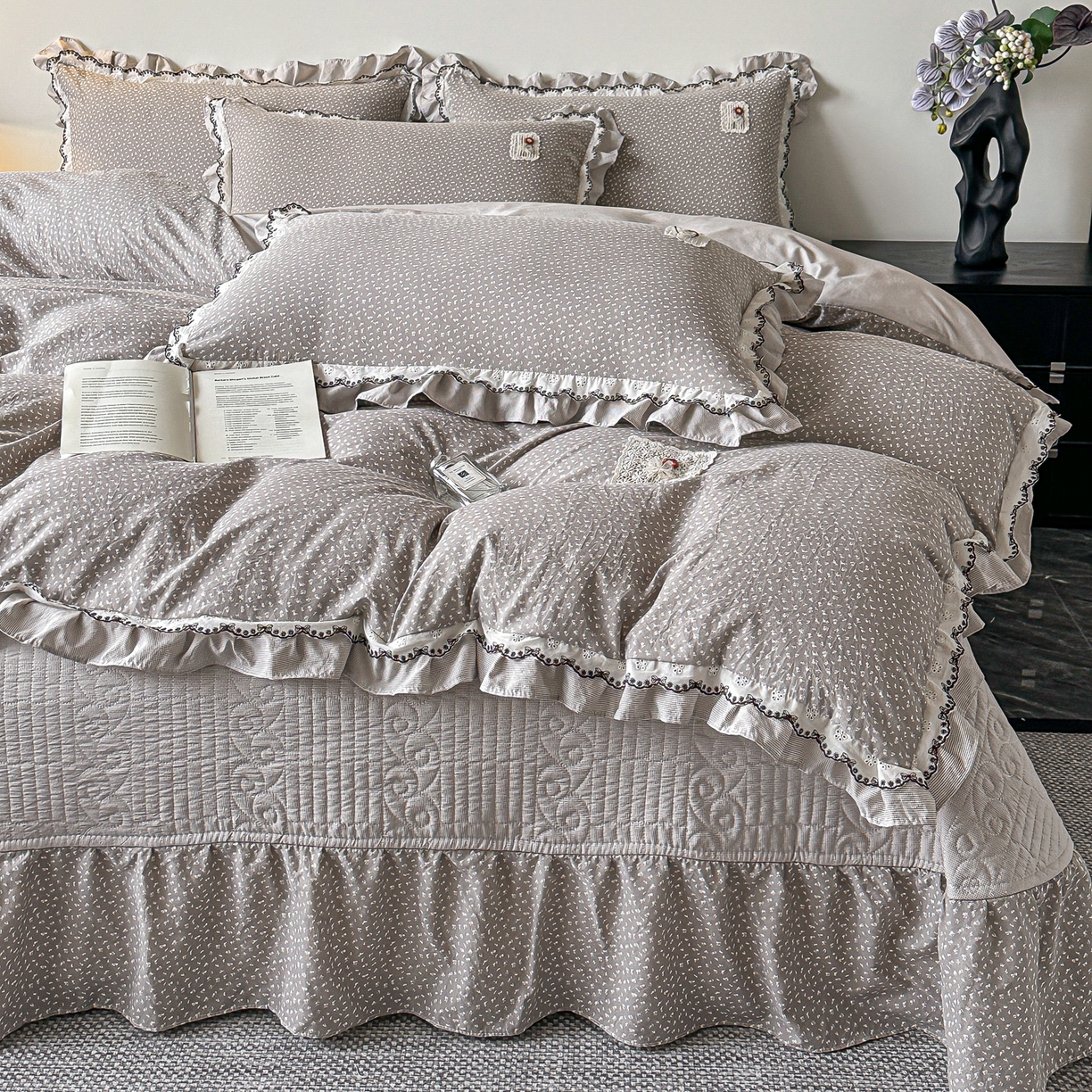 91家纺网 家纺一手货源 找家纺 梓之赫 2026新款云感纱夹棉床盖四件套-小美满 小美满-高级灰