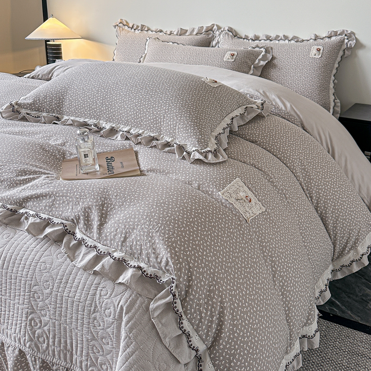 91家纺网 家纺一手货源 找家纺 梓之赫 2026新款云感纱夹棉床盖四件套-小美满 小美满-高级灰