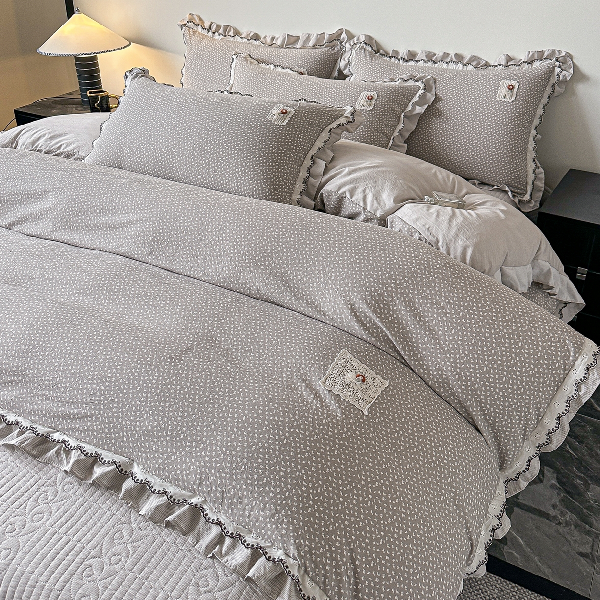 91家纺网 家纺一手货源 找家纺 梓之赫 2026新款云感纱夹棉床盖四件套-小美满 小美满-高级灰