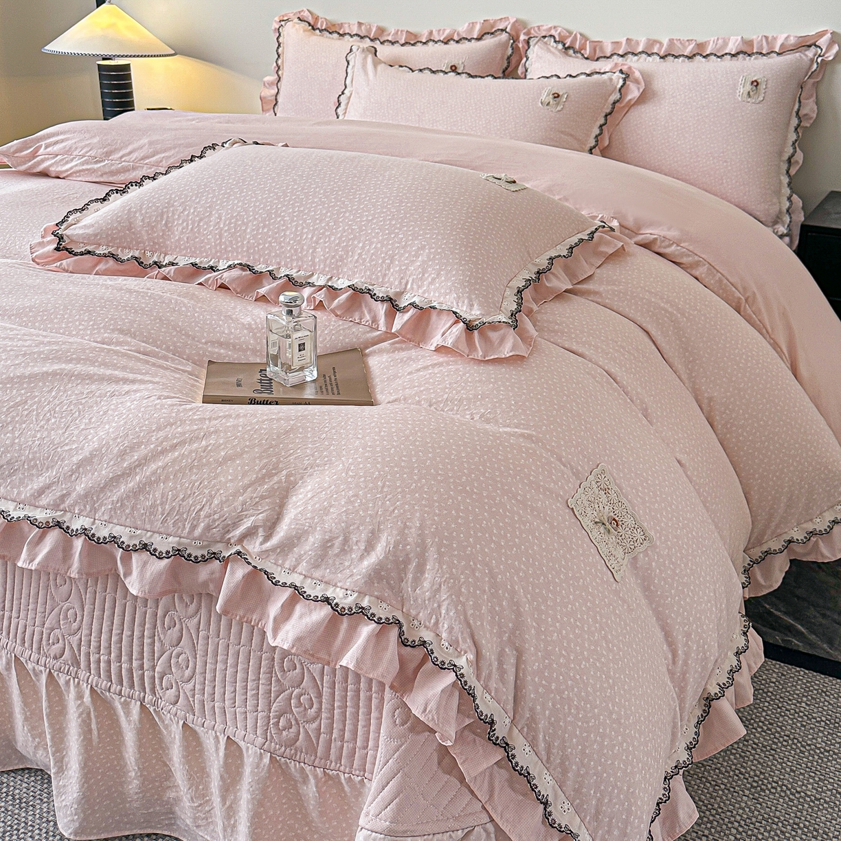 91家纺网 家纺一手货源 找家纺 梓之赫 2026新款云感纱夹棉床盖四件套-小美满 小美满-奶油粉