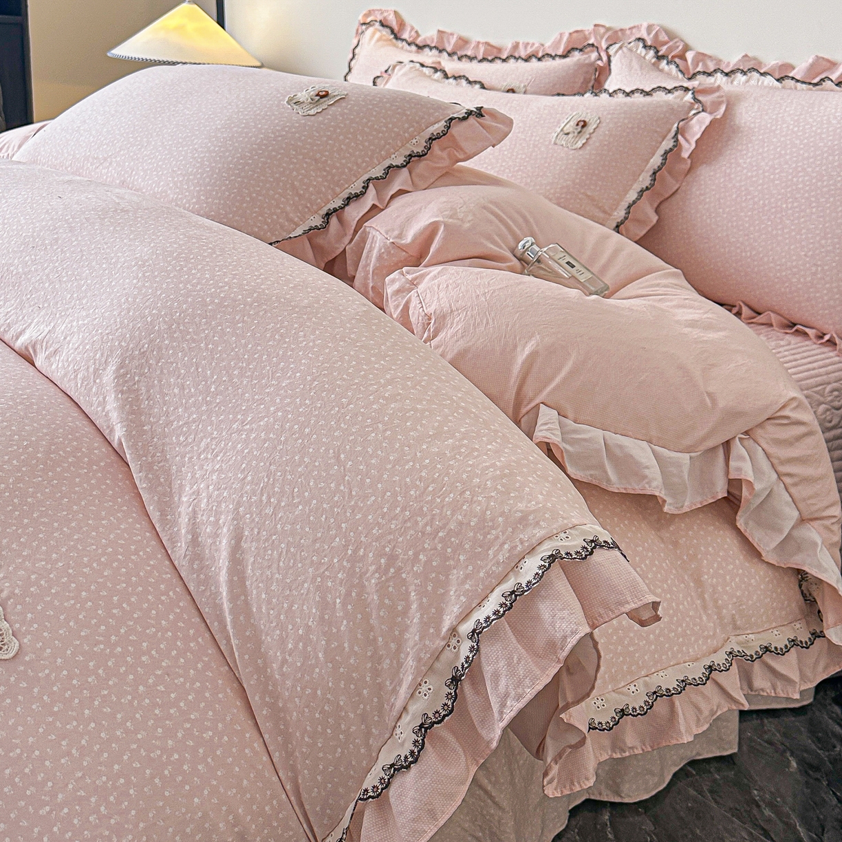 91家纺网 家纺一手货源 找家纺 梓之赫 2026新款云感纱夹棉床盖四件套-小美满 小美满-奶油粉