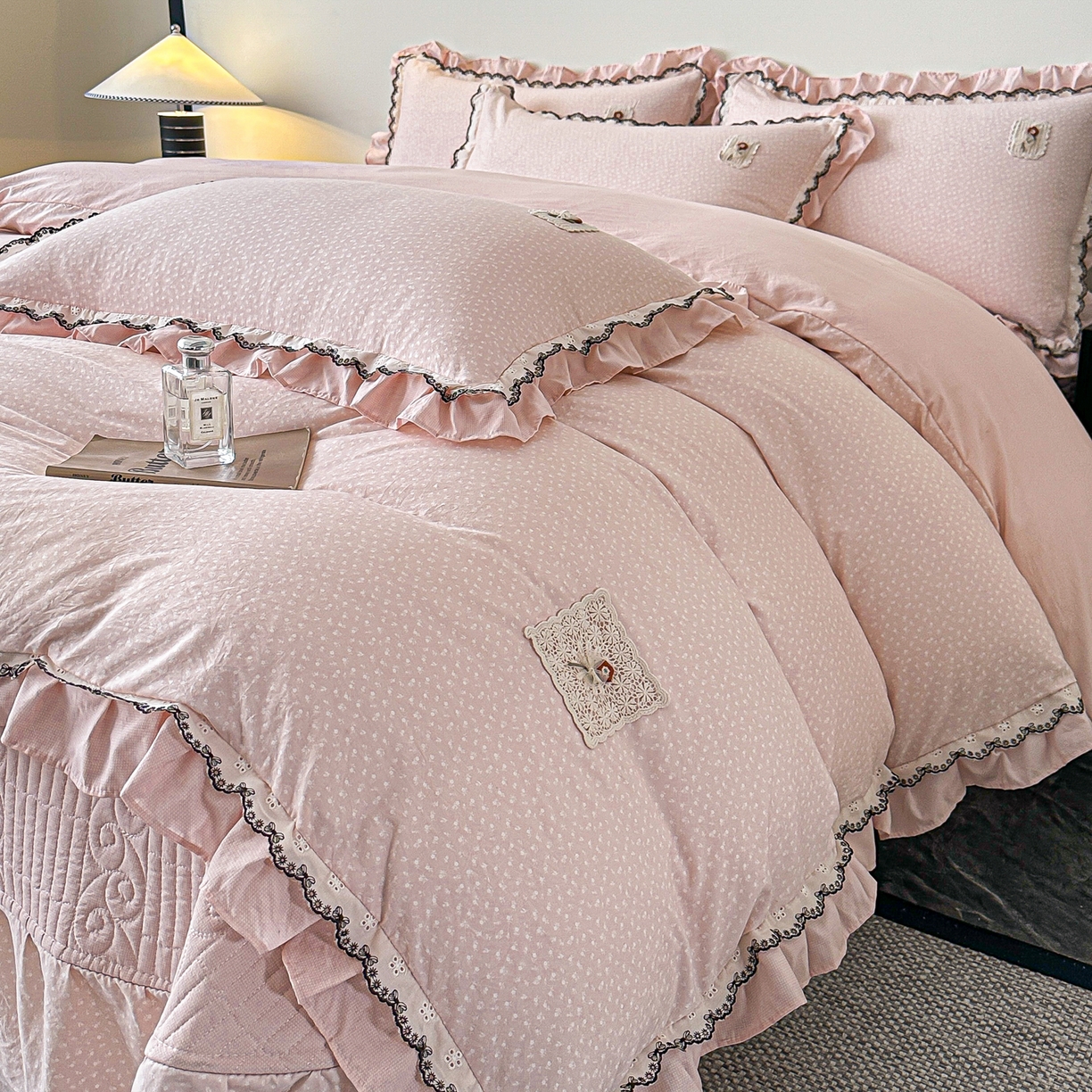 91家纺网 家纺一手货源 找家纺 梓之赫 2026新款云感纱夹棉床盖四件套-小美满 小美满-奶油粉