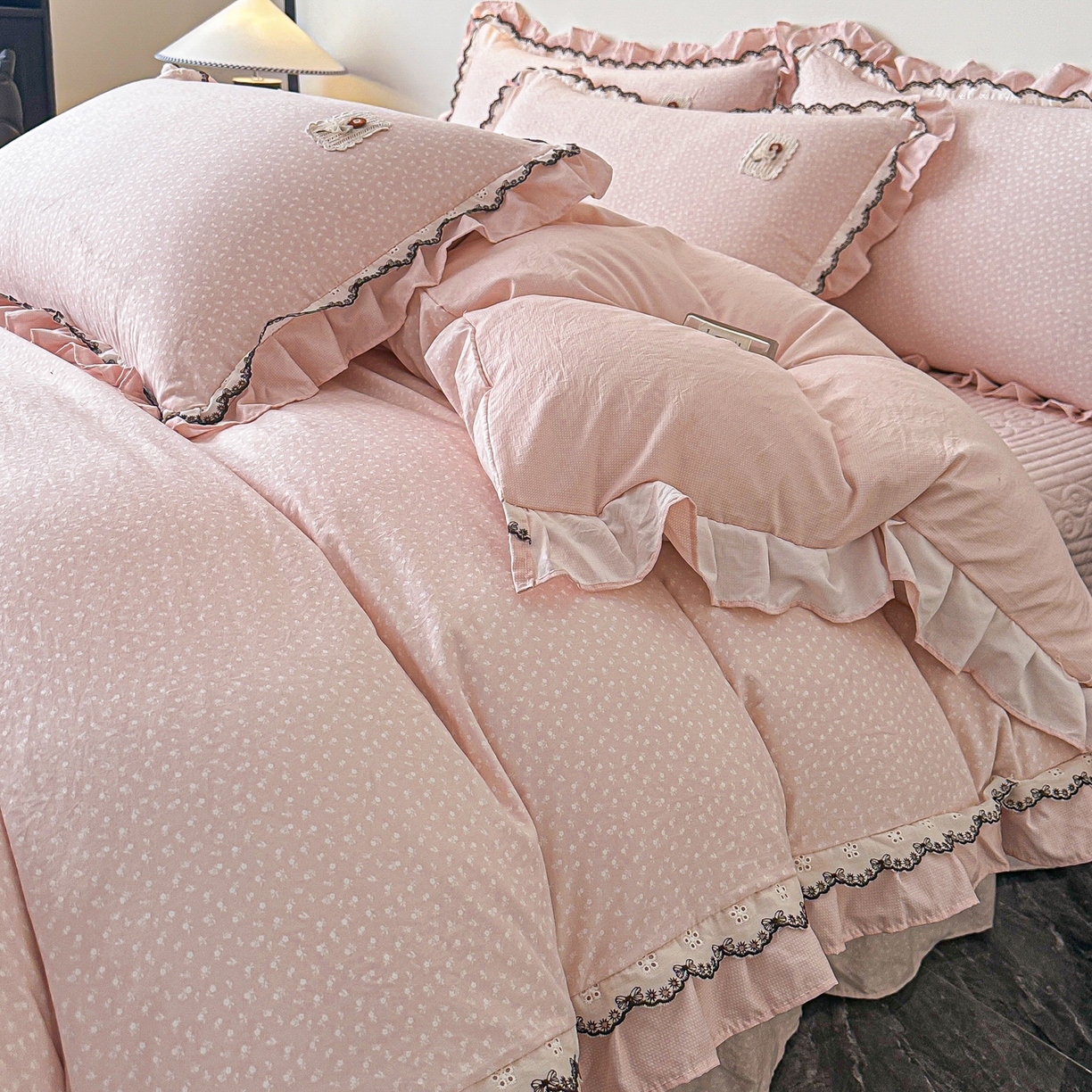 91家纺网 家纺一手货源 找家纺 梓之赫 2026新款云感纱夹棉床盖四件套-小美满 小美满-奶油粉