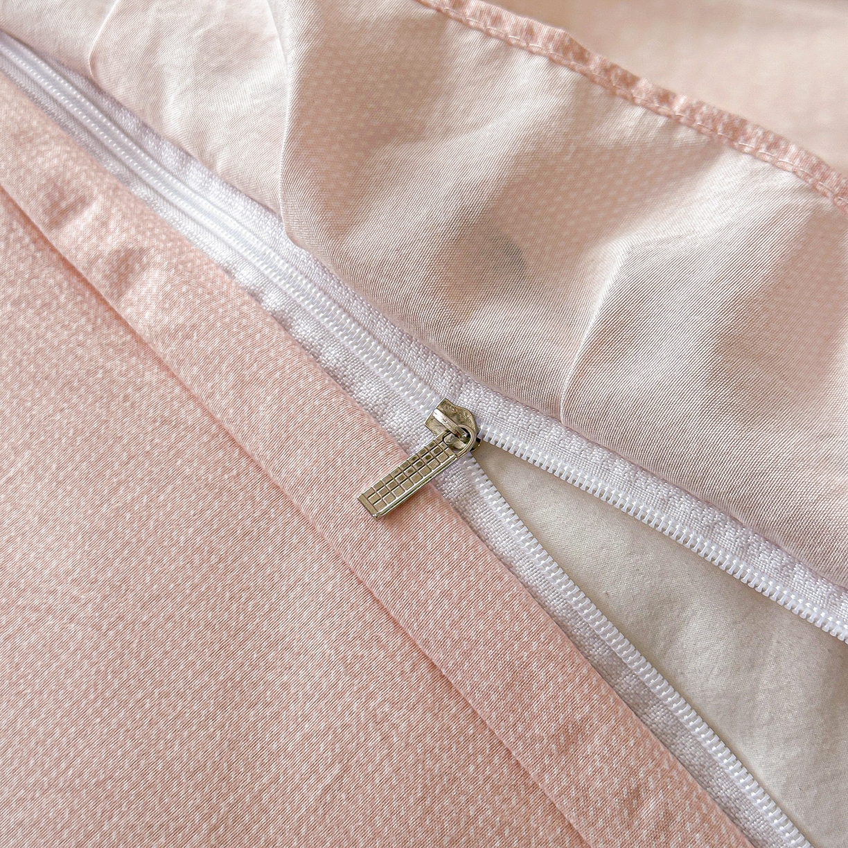 91家纺网 家纺一手货源 找家纺 梓之赫 2026新款云感纱夹棉床盖四件套-小美满 小美满-奶油粉