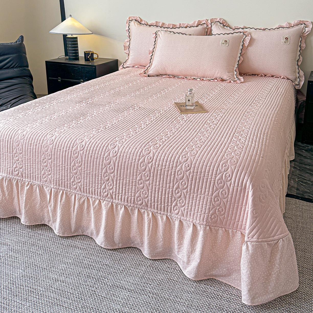 91家纺网 家纺一手货源 找家纺 梓之赫 2026新款云感纱夹棉床盖四件套-小美满 小美满-奶油粉