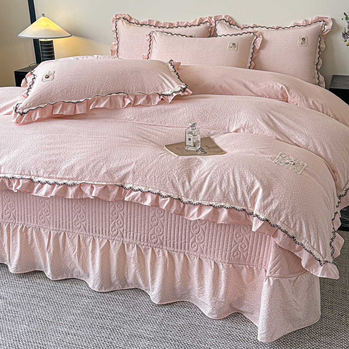 91家纺网 家纺一手货源 找家纺 梓之赫 2026新款云感纱夹棉床盖四件套-小美满 小美满-奶油粉